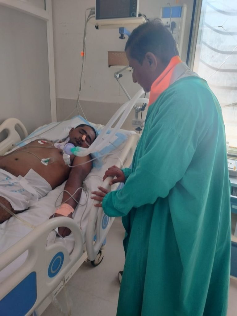 अपघातग्रस्त युवकाच्या मदतीला शिंदेंची शिवसेना आली धावून.