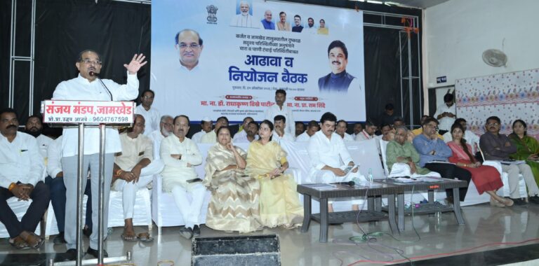 दुष्काळ निवारणासाठी प्रशासनाने गावोगावी जाऊन काम करावे; पालकमंत्री डॉ. राधाकृष्ण विखे पाटील